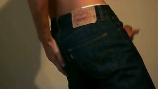 Super hot twink knocking off his Levi`s jeans - great cum-shot!