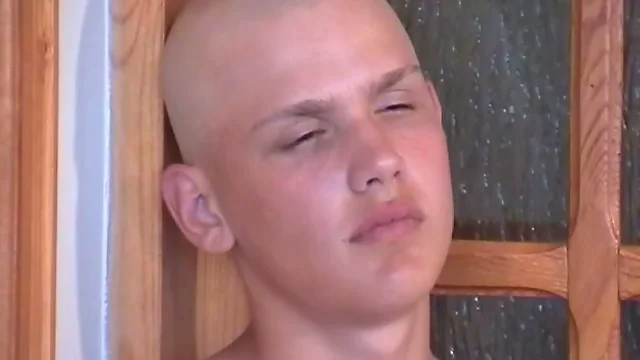 Wanking skills of a teen bald gay