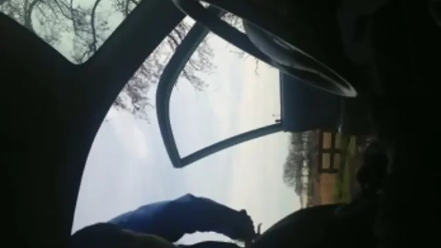 Wielrenner helpt geile man in de auto een handje