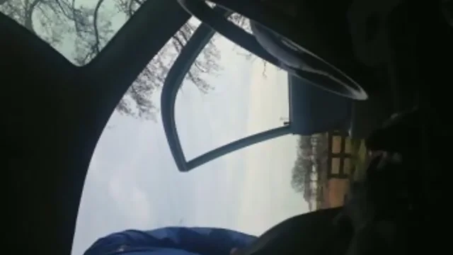 Wielrenner helpt geile man in de auto een handje