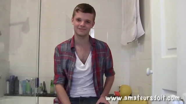 Aussie Amateur Arthur: Cute Skinny Hairy Dude Jerks Off