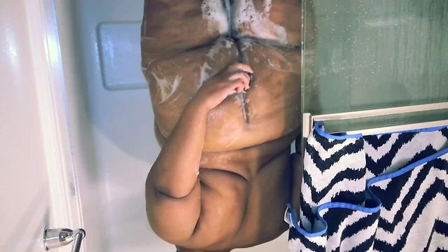 Big Booty Shower Play