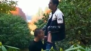 Nasty teens hide in bush and face-fuck each other