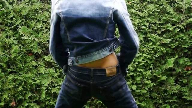 Public outdoor masturbation in extremely hot jeans
