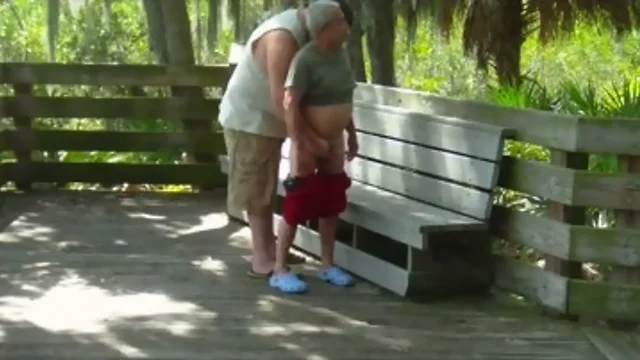 Gordo cepillandose a abuelo en el parque