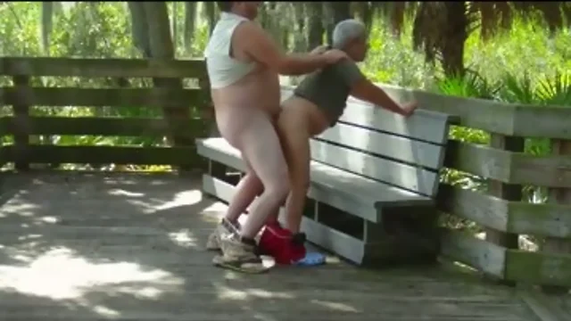 Gordo cepillandose a abuelo en el parque