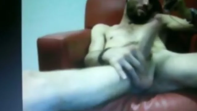hot hung bearded dude jacking off on cam