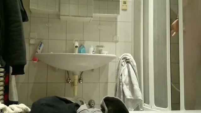 Markus Pelz beim Duschen mit hartem Schwanz