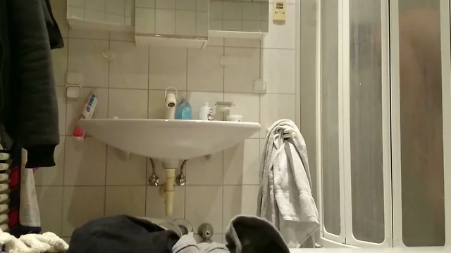Markus Pelz beim Duschen mit hartem Schwanz