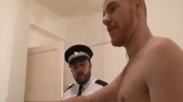 El policia y el pelirrojo hacen sexo gay