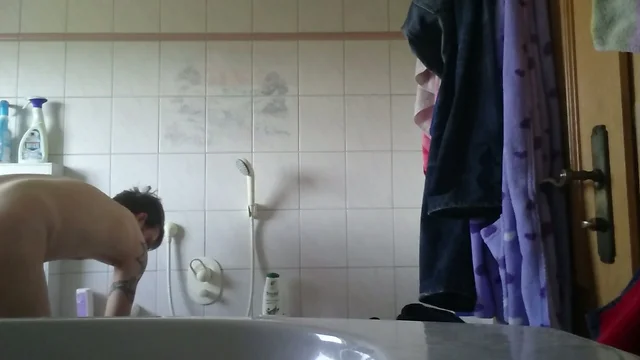 Markus Pelz beim Wichsen - rasieren - Duschen