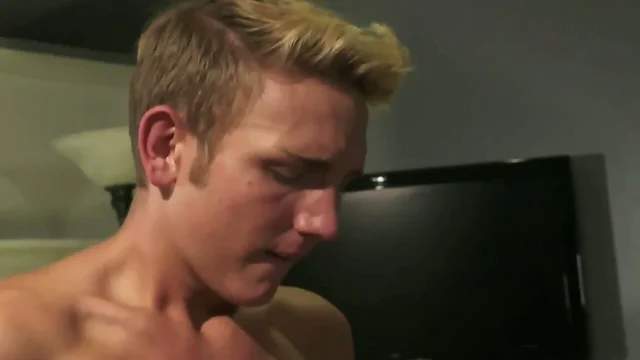 Cut ans shaved blonde muscular boy sprays sperm
