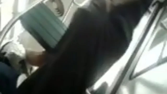 maduro caliente muestra su pene en el metro