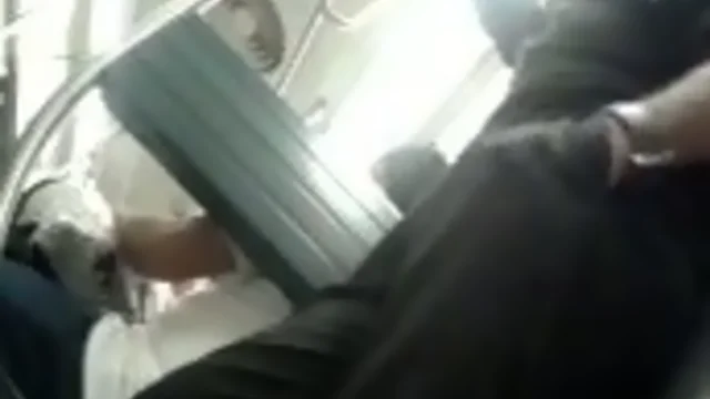 maduro caliente muestra su pene en el metro