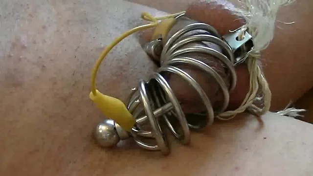 electro estim: cock-in-metall-cage auto-dilated long quality