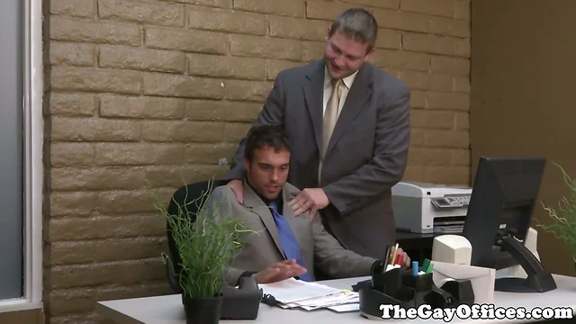 Muscled hunk penetrated in ass by boss