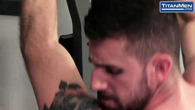 MUSCLE HUNKS RIM AND FUCK AT THE GYM WHILE DADDY WATCHES