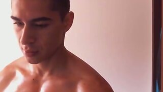Hot muscle hunk jerks off on cam!