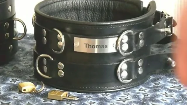 Sklave Thomas legt sich ein Halsband an Locking Collar slave