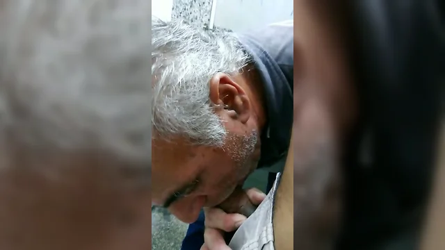 Maduro Rustico de 60 anos me chupa no Banheiro Publico