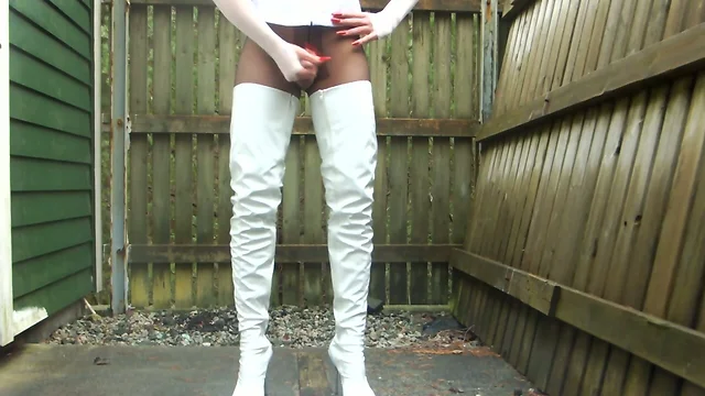 Outdoor white boots