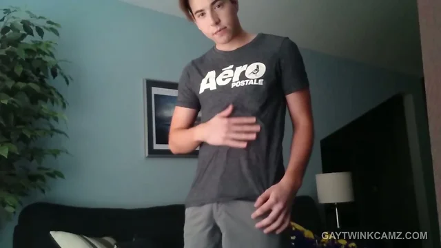 Amateur Twink Kyle Cums In His Hand