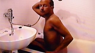 Sharp 29 nackter Mann boy Knabe unter der Dusche Badewanne