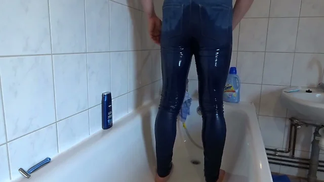 Arschwasser in blauer Sx jeans