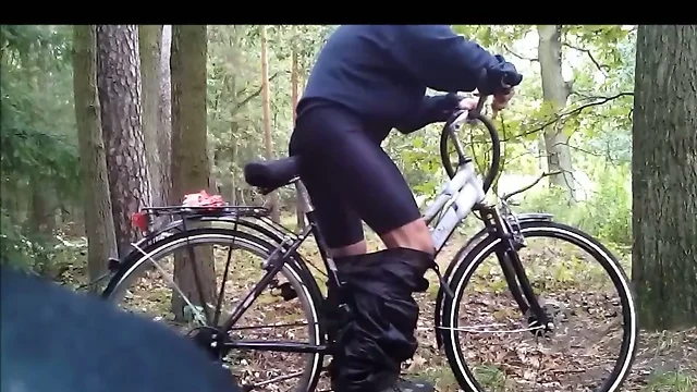 Mein Fahrrad fickt mich in den Arsch in Lycra Radlerhose