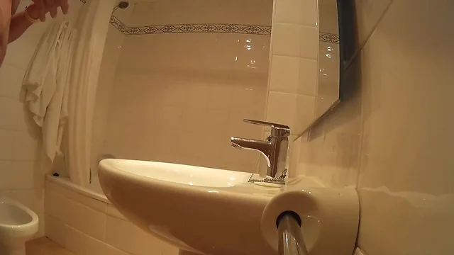 Bathroom Wanking - Wichsen im Badezimmer