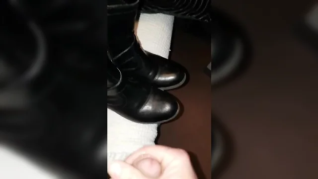Cumming on her black boots