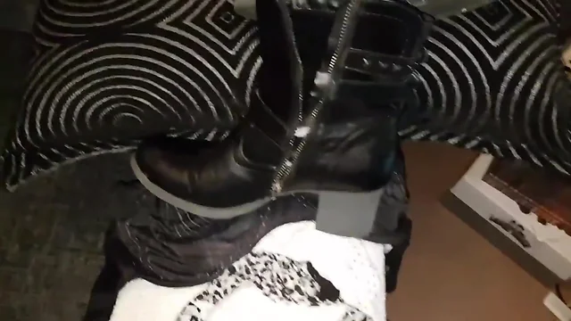 Cumming on her black boots