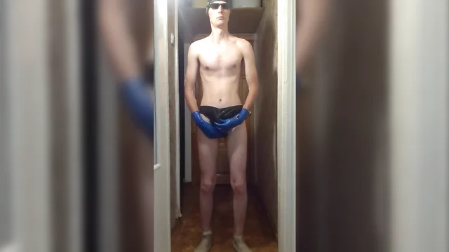 Guy takes off leather shorts and wanking