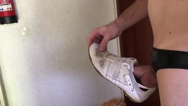 Pervers Nachbarin ihr Schuh gefickt