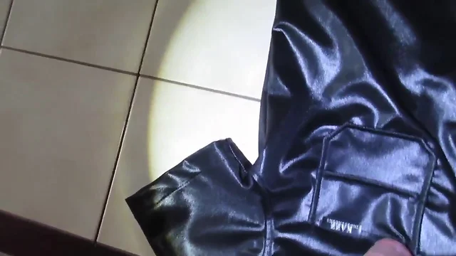 Shiny Shirt schwarz wichsen
