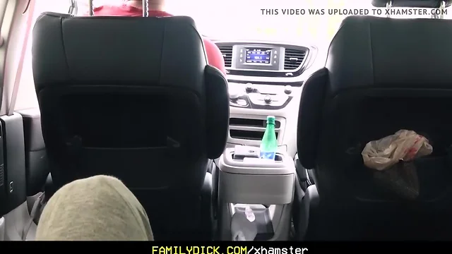 FamilyDick - Muscle bear Papa fickt Junge im Auto für das Rauchen