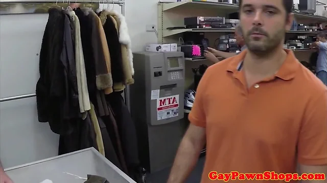 Amateur pawner facialized in shops backoffice