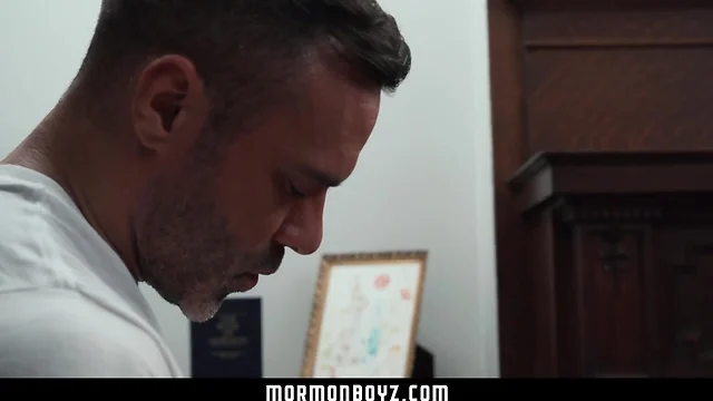 MissionaryBoyz - Hung daddy fucks the cum out of missionary