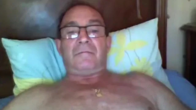 Hot Daddy`s Steamy Solo Masturbation: Amateur Gay Video