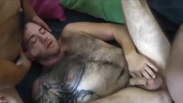 Hot HD Bear Daddy Couple: A Steamy Bareback Scene