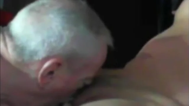 Old Man saugt auf Webcam