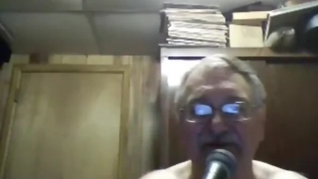 Alter Mann zeigen vor der Webcam