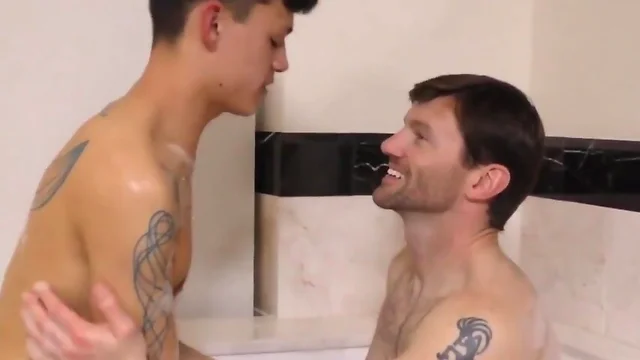 Inked pope and muscly lovely boy bathing together