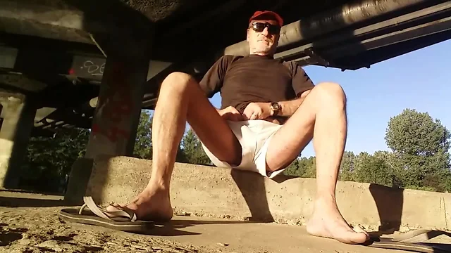 Je suce un mec sous un pont