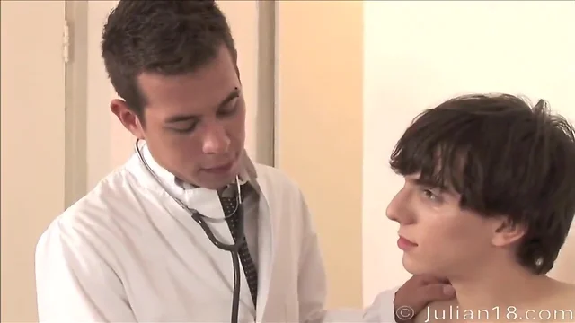Médico gay comendo o paciente