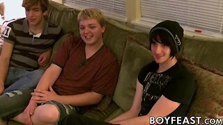 Teen gays make out and blow each other before threeway anal