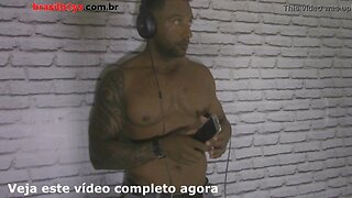Um Moreno Tatuado e Musculoso no Ensaio Solo Quente dos Brasil Boys