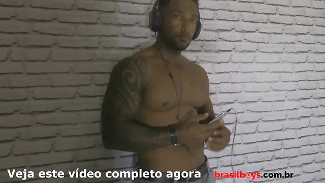 Um Moreno Tatuado e Musculoso no Ensaio Solo Quente dos Brasil Boys