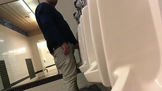 Toilet espiando os macho mijando no banheiro