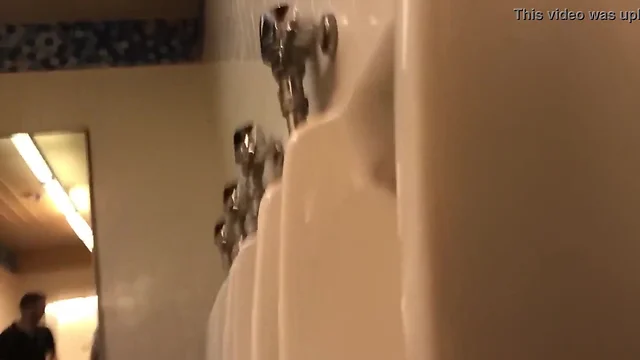 Toilet espiando os macho mijando no banheiro